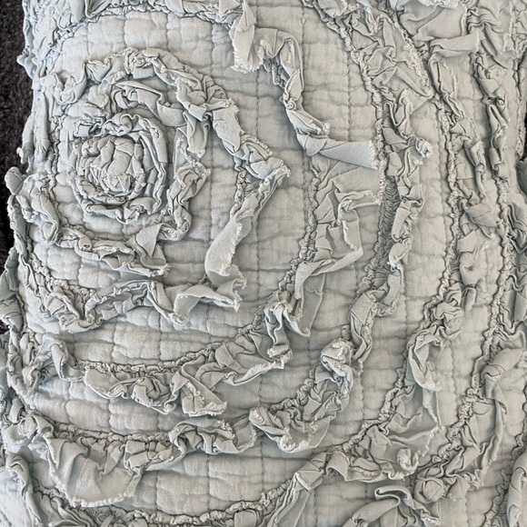 Light Silvery Blue Exquisitely Detailed Quilt - Picture 5 of 7